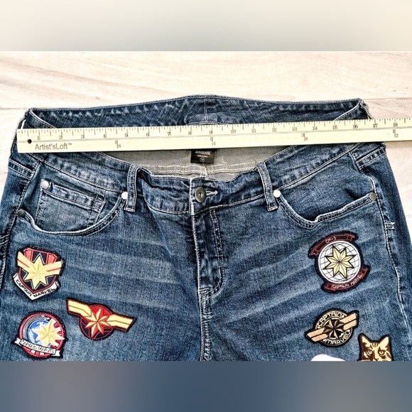 Captain Marvel Her Universe Jeans Size 16 Embroidered Patch Skinny Denim - Picture 8 of 12